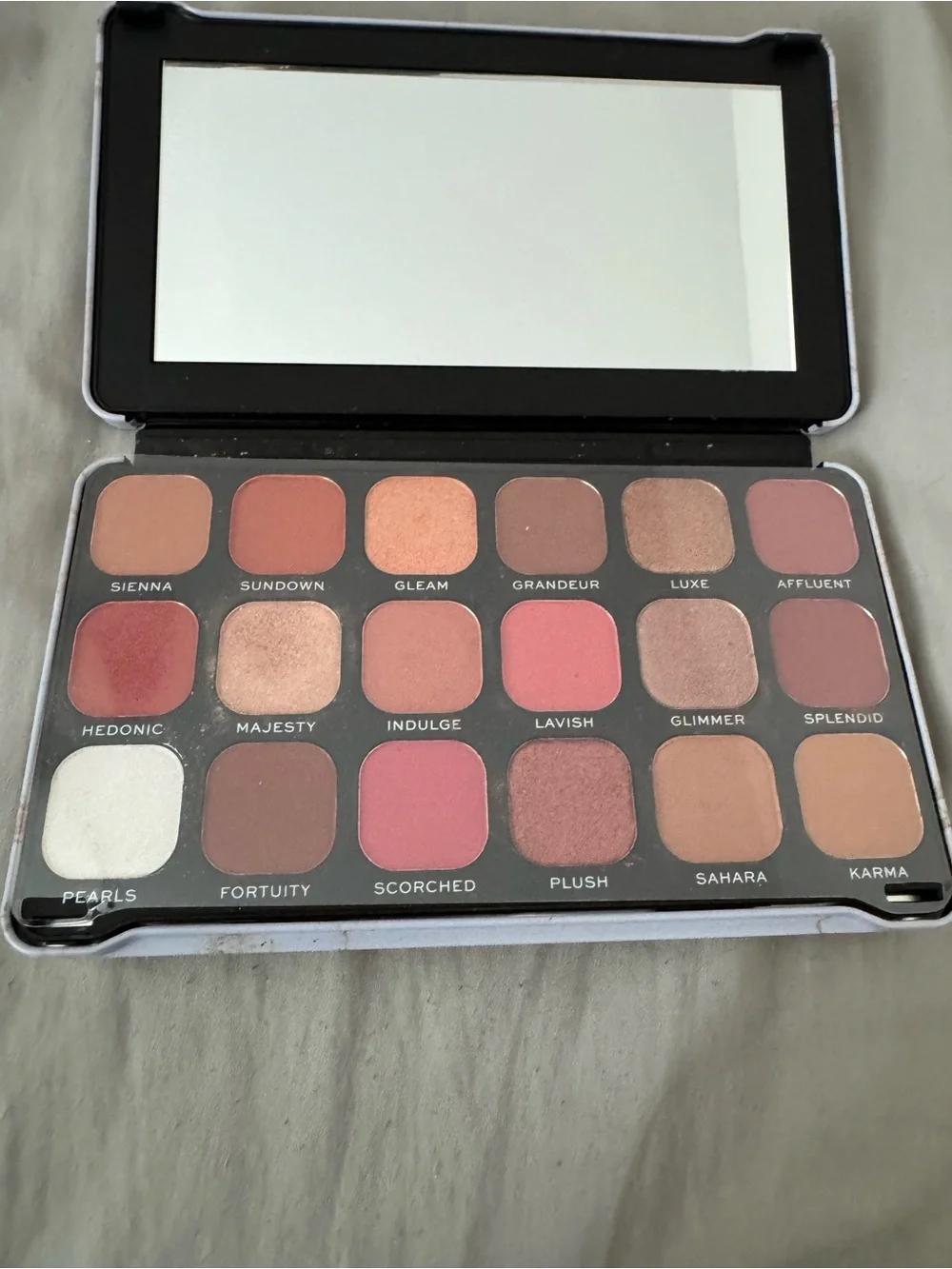 Revolution Marble Effect Eyeshadow Palette - White & Rose